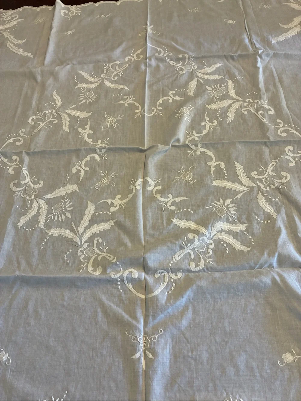 Embroidered Floral Linen Tablecloth and 6 napkins in white/off white